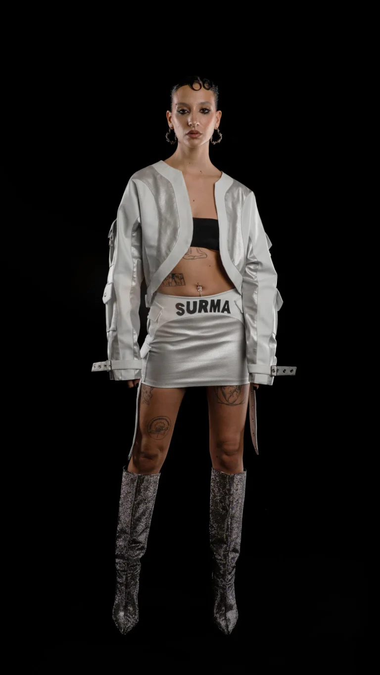 Modelo de ropa con fondo oscuro
