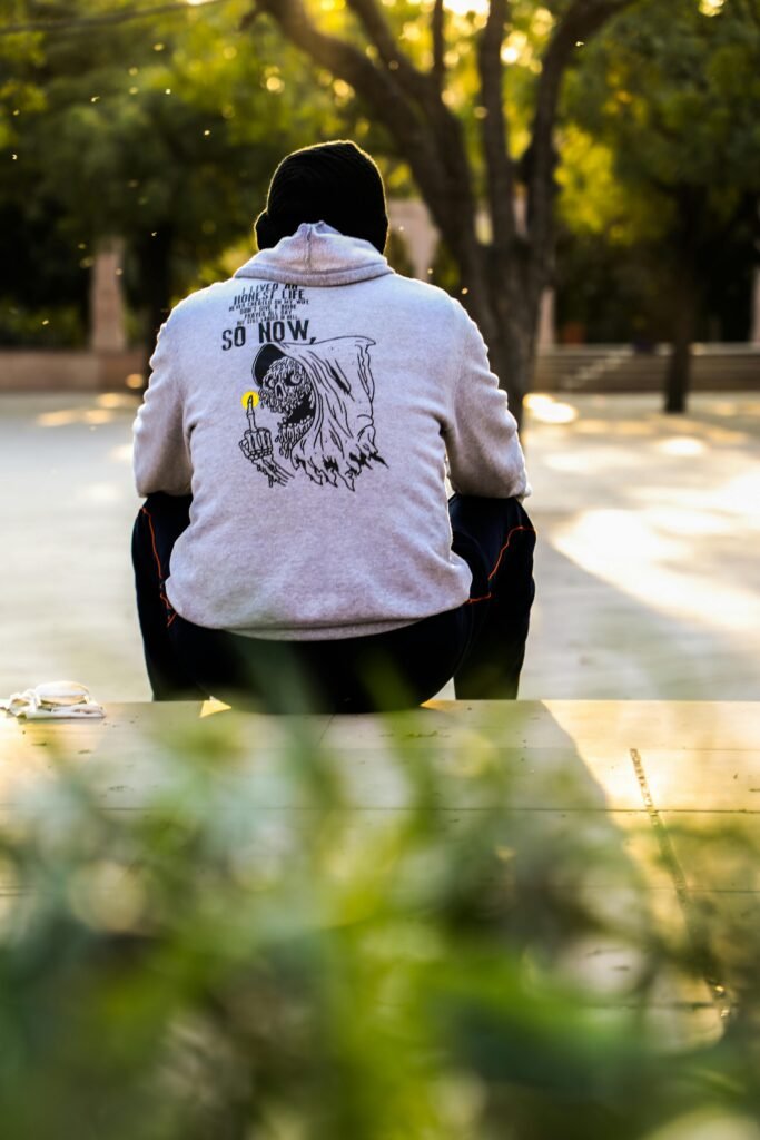 Hombre joven sentado con buzo personalizado
