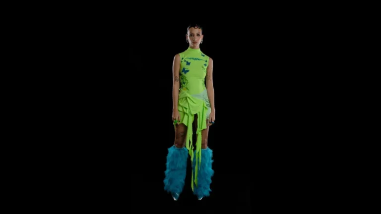 Modelo de ropa con fondo negro